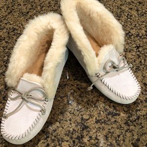 UGG moccasin slipper Size 7 , color: natural/light sand